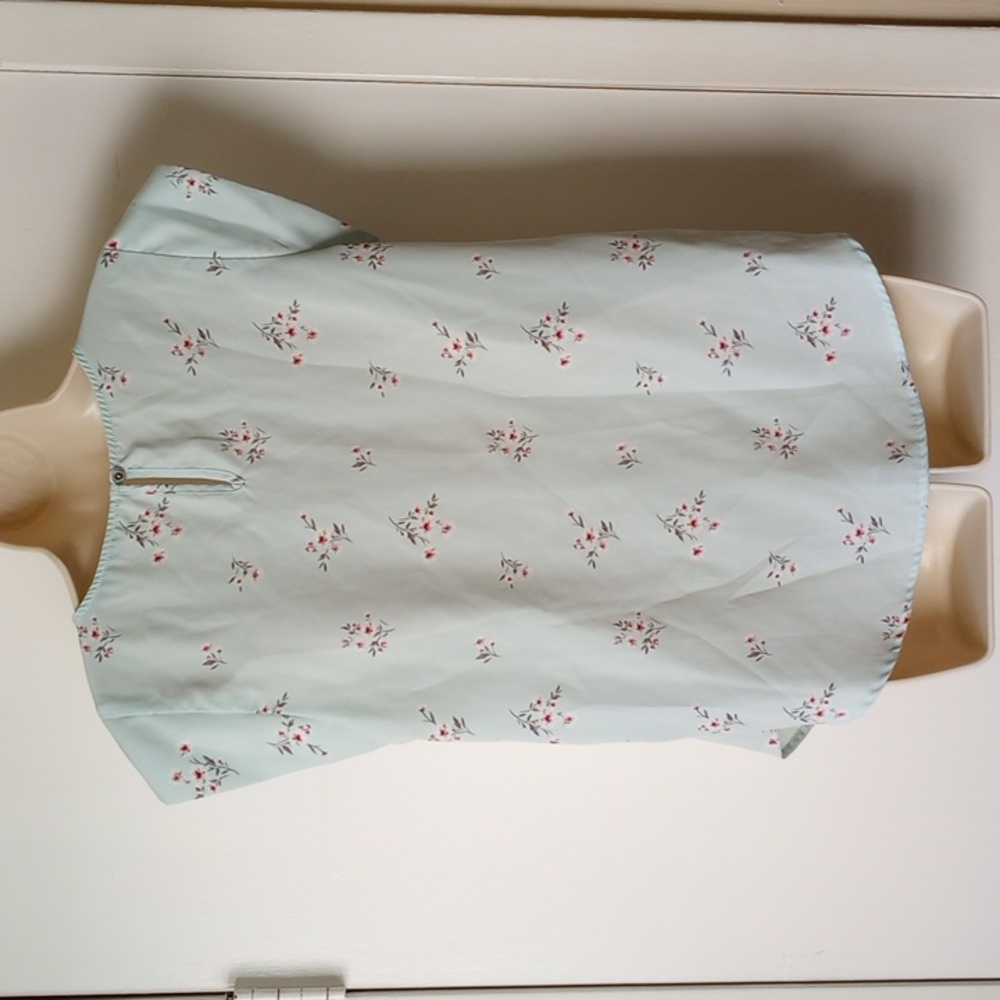 NWOT Sweet Rain Pleated Sleeveless Blouse M Light Blue Floral - Picture 2 of 5